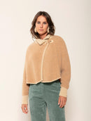 Capa com mangas e fechamento em alamar Biamar