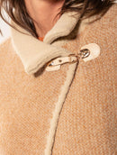 Capa com mangas e fechamento em alamar Biamar