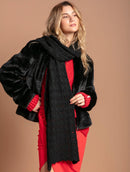 Casaco em pele fake com gola redonda, fechamento em zíper e mangas de cava posta Biamar