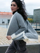 Casaco alongado com padronagem em listras, bolsos e mangas de cava posta Biamar