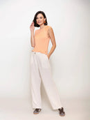 Calça reta com padronagem em listras e bolsos faca Biamar