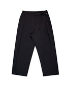 Calça com pregas, bolsos faca e cinto Biamar