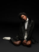 Casaco alongado com recortes e detalhes em suede, tricô e pele fake Biamar