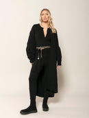 Macacão com tecimento em tranças, cinto e fechamento frontal Biamar