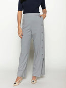 Calça reta com bolsos faca com fendas e detalhe em botões Biamar