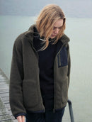 Casaco unissex com bolso frontal, fechamento em zíper e mangas de cava posta Biamar