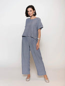 Calça reta com padronagem em listras e bolsos faca Biamar