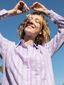 Vestido com padronagem em listras, botões e babados Urbanity