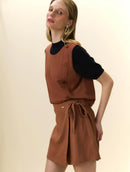 Regata cropped com fenda frontal e detalhes em botões Biamar