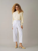 Calça com pregas, bolsos faca e cinto Biamar