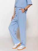 Calça reta com bolsos faca e cordão ajustável Biamar