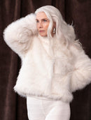 Casaco em pele fake com capuz, fechamento frontal em botões e mangas de cava posta Biamar