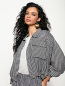 Jaqueta com padronagem em listras, botões, bolsos e mangas de cava posta Biamar