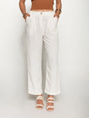 Calça reta com padronagem em listras e bolsos faca Biamar