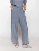 Calça reta com padronagem em listras e bolsos faca Biamar