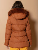 Jaqueta alongada com capuz ajustável em pele fake, bolsos e mangas de cava posta Biamar