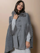 Capa Urbanity com fechamento em botões e aplicação de pele fake