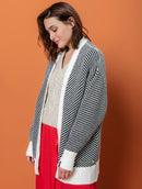 Casaco alongado com padronagem em listras e mangas de cava quadrada Biamar