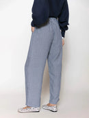 Calça reta com padronagem em listras e bolsos faca Biamar