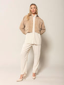 Casaco cropped em veludo com bolsos e mangas de cava quadrada Biamar