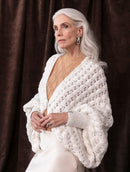 Casaco em ponto bombom com manga bufante e fechamento por botão Biamar