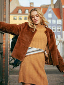 Casaco em pele fake com gola redonda, fechamento em zíper e mangas de cava posta Biamar