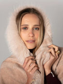 Capa assimétrica com padronagem em xadrez, gola removível e pele fake aBenção