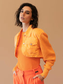 Jaqueta cropped em algodão com botões e mangas de cava posta Urbanity