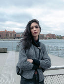 Capa com mangas e fechamento em alamar Biamar