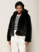 Casaco em pele fake com capuz, fechamento frontal em botões e mangas de cava posta Biamar