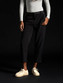 Calça em alfaiataria com pregas, bolsos faca e fendas na barra Biamar