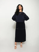 Blusa em algodão em ponto margarida com detalhe vazado e gola canoa Biamar