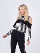 Blusa com padronagem em listras, gola redonda, babados e abertura lateral nas mangas Urbanity