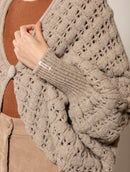 Casaco em ponto bombom com manga bufante e fechamento por botão Biamar