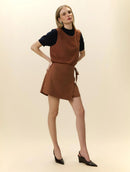 Regata cropped com fenda frontal e detalhes em botões Biamar