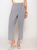 Calça com pregas, bolsos faca e cinto Biamar