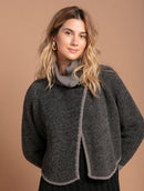 Capa com mangas e fechamento em alamar Biamar