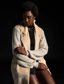 Casaco alongado com recortes e detalhes em suede, tricô e pele fake Biamar