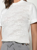 Blusa manga curta com detalhe de pontos vazados e tecimento de folhas Biamar