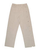 Calça reta com bolsos faca com fendas e detalhe em botões Biamar