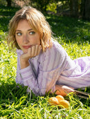 Vestido com padronagem em listras, botões e babados Urbanity