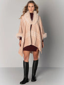 Capa assimétrica com padronagem em xadrez, gola removível e pele fake aBenção