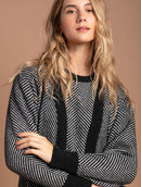 Casaco alongado com padronagem em listras, bolsos e mangas de cava posta Biamar