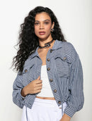 Jaqueta com padronagem em listras, botões, bolsos e mangas de cava posta Biamar