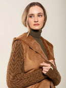 Casaco com tecimento em tranças e pele fake com capuz e sem fechamento frontal Biamar