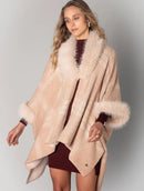 Capa assimétrica com padronagem em xadrez, gola removível e pele fake aBenção