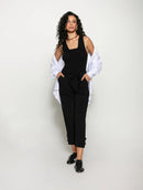 Calça com pregas, bolsos faca, cinto e detalhe em botões Biamar