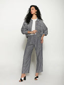 Jaqueta com padronagem em listras, botões, bolsos e mangas de cava posta Biamar