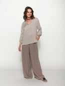 Calça pantalona com pregas e bolsos faca Biamar