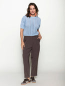 Calça com pregas, bolsos faca, detalhe em botões e barra dobrada Biamar